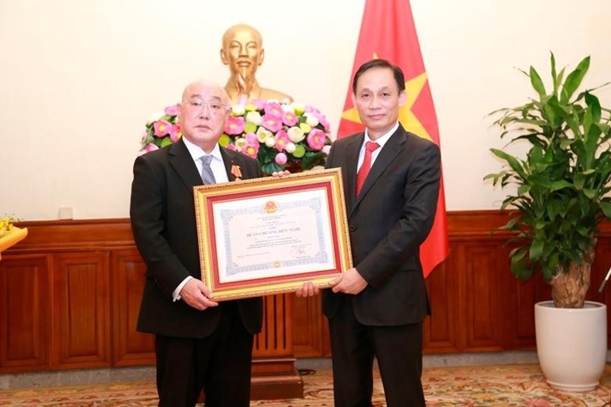 Việt Nam trao Huân chương Hữu nghị cho Cố vấn đặc biệt của Thủ tướng Nhật Bản vì những đóng góp cho mối quan hệ hai nước