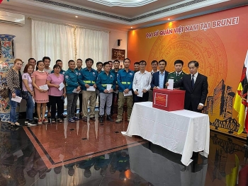 dai su quan viet nam tai brunei canada phat dong ung ho dong bao mien trung