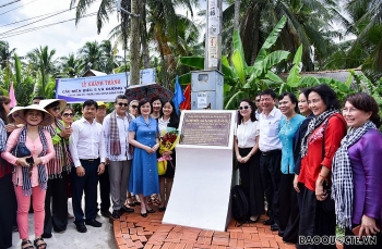 dai su quan cac nuoc va ban be quoc te xay cau tang qua cho nhan dan tinh ben tre