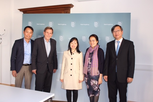 Tổng Lãnh sự quán Việt Nam tại Frankfurt làm việc với ông Bernd Kranzle, Phó Thị trưởng thành phố Augsburg.
