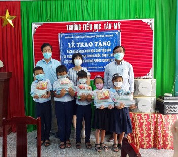 acwp operation smile tang sach giao khoa khau trang cho 106 hoc sinh kho khan tai hue