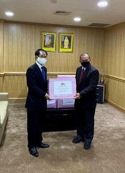 Việt Nam trao tặng 100 bộ quần áo bảo hộ cho lực lượng y tế tuyến đầu Brunei
