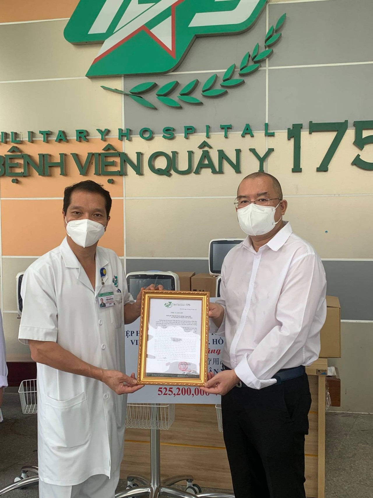 Hiệp hội doanh nghiệp Trung Quốc chi hội TP.HCM tặng vật tư y tế cho Bệnh viện Quân y 175