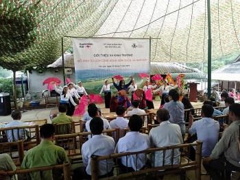Phát triển du lịch bằng bản sắc văn hóa dân tộc Phát triển du lịch bằng bản sắc văn hóa dân tộc