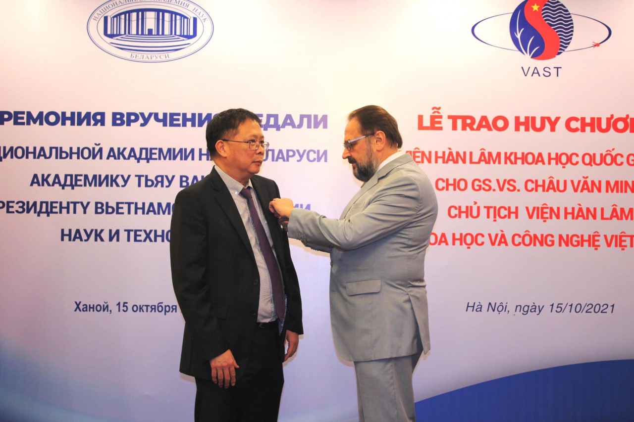 Viện Hàn lâm Khoa học Quốc gia Belarus trao tặng Huy chương bạc cho Giáo sư, Viện sỹ Châu Văn Minh