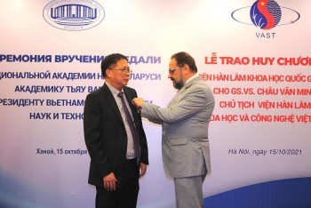 Viện Hàn lâm Khoa học Quốc gia Belarus trao huy chương bạc cho GS. VS Châu Văn Minh