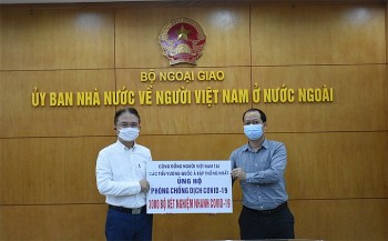 Người Việt tại UAE ủng hộ 3.000 bộ kit xét nghiệm nhanh kháng nguyên Covid-19