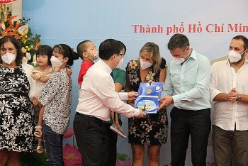 Việt Nam trao Quyết định nuôi con nuôi cho 91 gia đình từ châu Âu