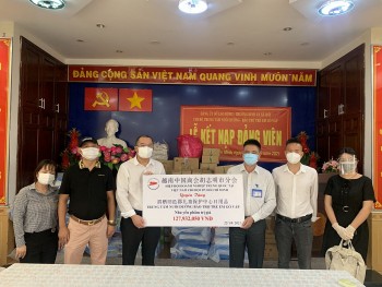 Hiệp hội doanh nghiệp Trung Quốc chi hội TP.HCM trao tặng vật phẩm, tiền mặt cho trẻ em, người già tại TP.HCM