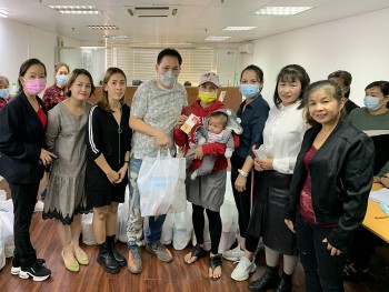 Hiệp hội Người Việt Nam tại Macau (Trung Quốc) trao 300 phần quà hỗ trợ hoàn cảnh khó khăn
