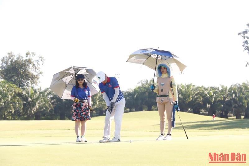 Vientiane: Gần 200 vận động viên tham dự Giải golf hữu nghị Việt Nam-Lào 2022 ảnh 2