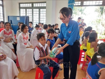 Mang niềm vui đến cho trẻ em mồ côi, khuyết tật tại Kon Tum