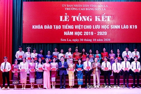 Trường Cao đẳng Sơn La trao chứng chỉ tiếng Việt cho 184 lưu học sinh Lào