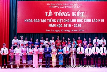 truong cao dang son la trao chung chi tieng viet cho 184 luu hoc sinh lao