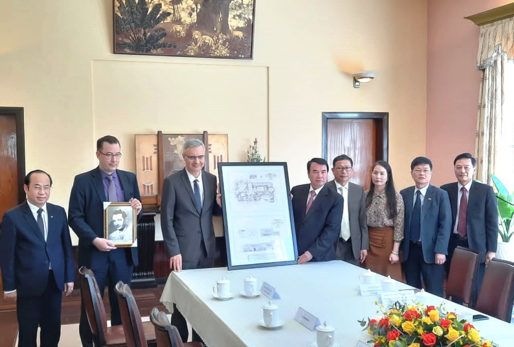 Đại sứ Pháp trao bản sao bản vẽ thiết kế dinh Bảo Đại cho tỉnh Lâm Đồng