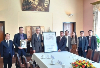Đại sứ Pháp trao bản sao bản vẽ thiết kế dinh Bảo Đại cho tỉnh Lâm Đồng Đại sứ Pháp trao bản sao bản vẽ thiết kế dinh Bảo Đại cho tỉnh Lâm Đồng