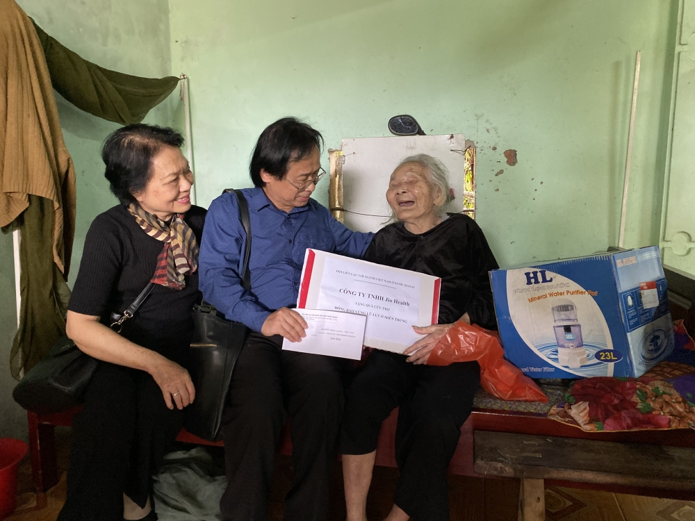 ALOV trao quà cứu trợ trên 560 triệu đồng cho bà con vùng lũ Nghệ An, Quảng Bình