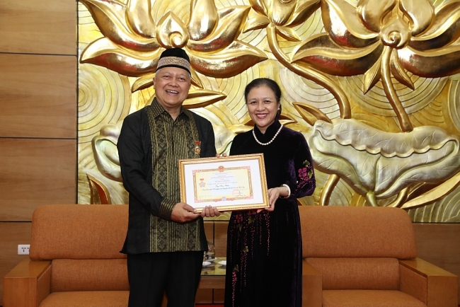 Trao kỷ niệm chương "Vì hoà bình, hữu nghị giữa các dân tộc" cho Đại sứ Indonesia tại Việt Nam