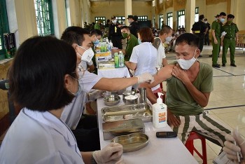 Tiêm vaccine phòng COVID-19 cho hàng chục ngàn phạm nhân