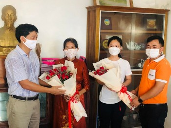 Thăm và tặng quà các cô giáo dạy tiếng Việt tại tỉnh Preah Sihanouk (Campuchia)