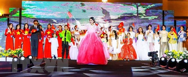 Trình diễn thời trang nhân dịp kỷ niệm 29 năm thiết lập quan hệ ngoại giao Việt Nam-Hàn Quốc