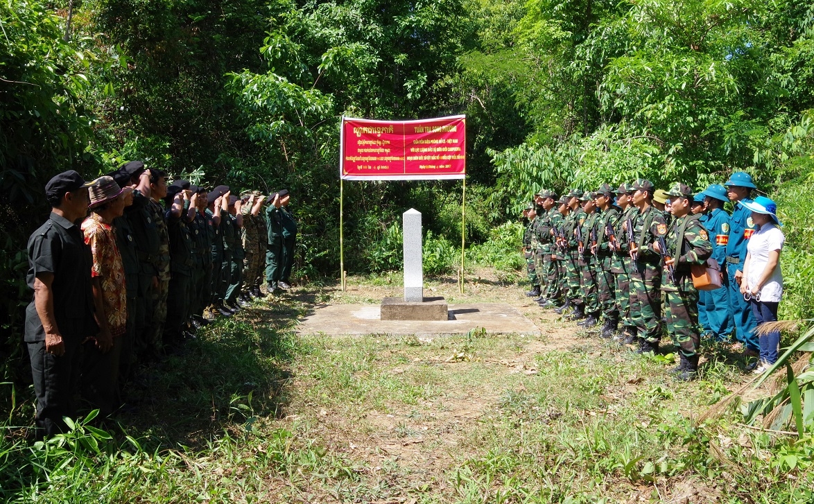 Biên giới vững chãi hơn từ nghĩa tình sắt son của quân và dân hai bên biên giới (Trong ảnh: Hoạt động tuần tra song phương giữa Đồn Biên Phòng Hồ Le- Bộ Chỉ huy BĐBP Kon Tum và lực lượng bảo vệ biên giới Campuchia- Ảnh TL)