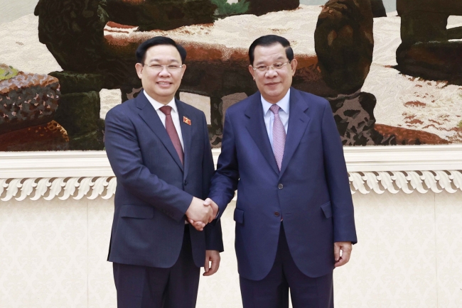 Chủ tịch Quốc hội Vương Đình Huệ hội kiến Thủ tướng Vương quốc Campuchia Samdech Techo Hun Sen