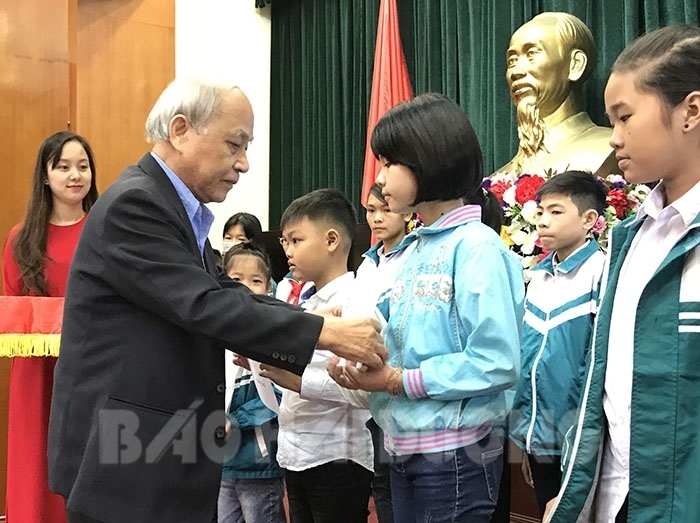 2 tổ chức phi chính phủ tặng 157 suất học bổng cho học sinh tỉnh Hải Dương