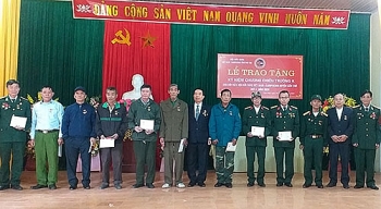 trao ky niem chuong chien truong k cho 79 hoi vien hoi huu nghi viet nam campuchia huyen cam khe