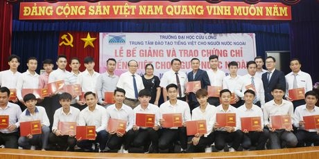 45 học viên Lào, Campuchia, Trung Quốc được trao chứng chỉ Tiếng Việt