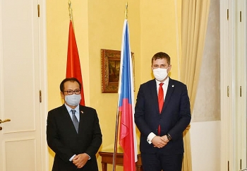 cong dong nguoi viet tang qua giang sinh nam moi cho tre mo coi o brno sec