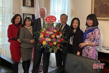 Hà Tĩnh chúc mừng Noel và năm mới các đại sứ quán, các tổ chức quốc tế, phi chính phủ tại Việt Nam
