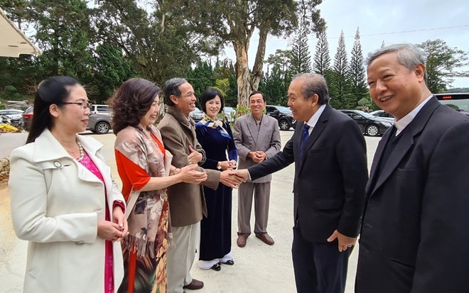 Mừng Giáng sinh các vị chức sắc, tu sĩ và đồng bào Công giáo và Tin lành tại Huế, Đà Lạt