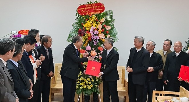 Mừng Giáng sinh các vị chức sắc, tu sĩ và đồng bào Công giáo và Tin lành tại Huế, Đà Lạt