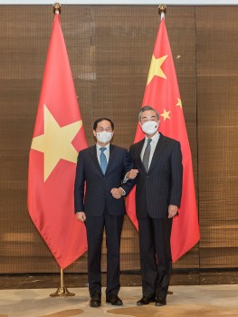 Bộ trưởng Ngoại giao Việt Nam - Trung Quốc trao đổi về biện pháp phòng chống dịch, duy trì giao thương