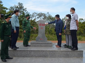 Xây dựng đường biên giới hòa bình, ổn định, hữu nghị và hợp tác phát triển với nước láng giềng