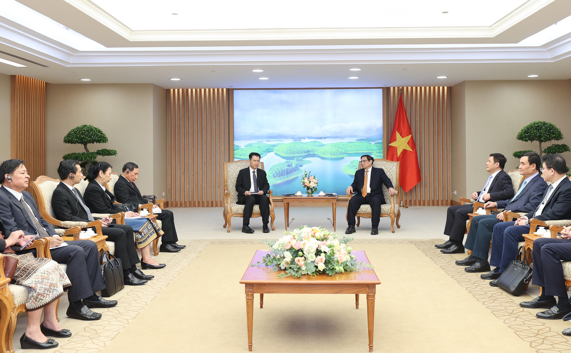 Thủ tướng đề nghị tăng cường kết nối giao thông, thúc đẩy thương mại Việt Nam - Lào - Ảnh 2.