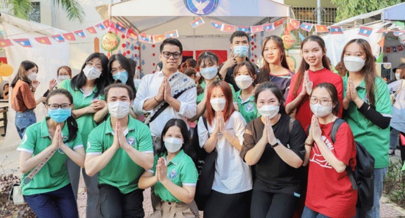 Các sinh viên Việt - Lào tại ngày hội giao lưu văn hóa. Ảnh: VIỆT THẮNG