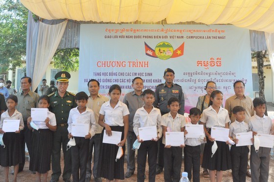 Bộ Quốc phòng Việt Nam và Campuchia trao tặng bò giống và học bổng cho người nghèo