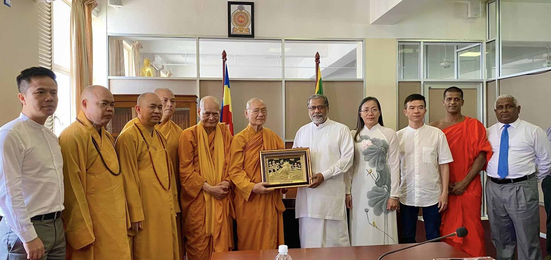 Đoàn công tác làm việc với Bộ trưởng Bộ Phật giáo, Tôn giáo và Văn hóa Sri Lanka.