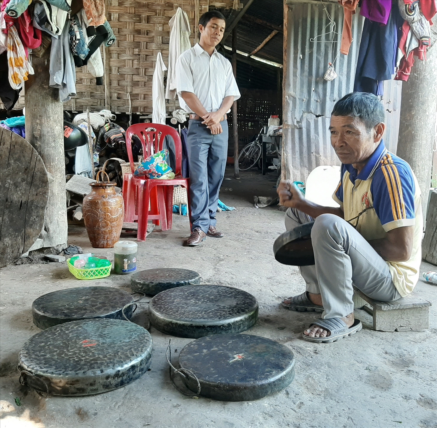 Già làng Pang Ting Ha Thét bên bộ cồng chiêng quý của mình