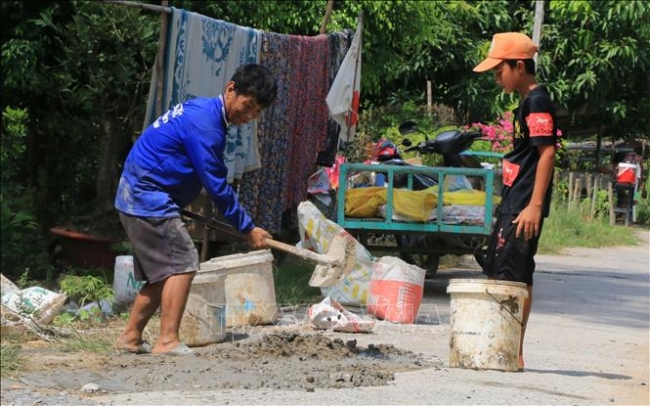Người phụ hồ 6 năm cần mẫn "vá" đường để mọi người lưu thông an toàn