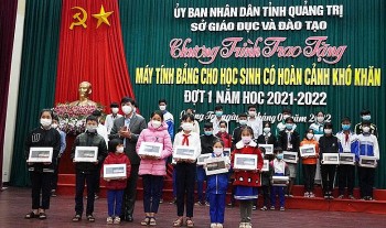 650 học sinh có hoàn cảnh khó khăn ở Quảng Trị được trao tặng máy tính bảng