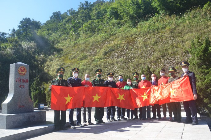Trao tặng 10.000 lá cờ Tổ quốc cho chiến sỹ và nhân dân vùng biên giới tỉnh Đắk Lắk
