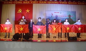 Trao tặng 10.000 lá cờ Tổ quốc cho chiến sỹ và nhân dân vùng biên giới tỉnh Đắk Lắk Trao tặng 10.000 lá cờ Tổ quốc cho chiến sỹ và nhân dân vùng biên giới tỉnh Đắk Lắk