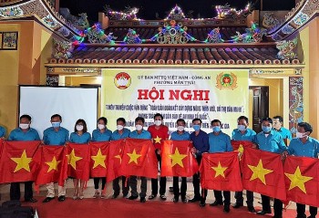 Đà Nẵng trao tặng 2.000 lá cờ Tổ quốc cho ngư dân Đà Nẵng trao tặng 2.000 lá cờ Tổ quốc cho ngư dân