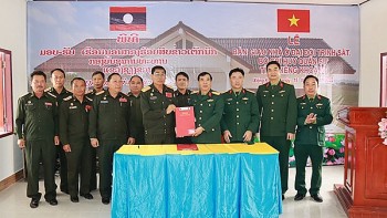 Trao tặng nhà ở cho cán bộ, nhân viên Đại đội Trinh sát” tỉnh Xiêng Khoảng (Lào)