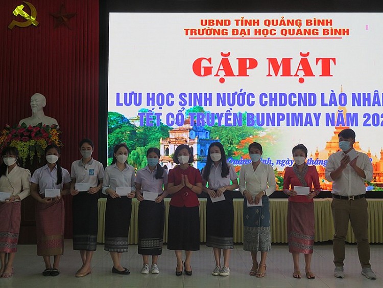 Quảng Bình gặp mặt 152 cán bộ, lưu học sinh Lào nhân dịp Tết cổ truyền Bunpimay