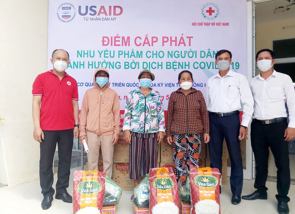 USAID viện trợ hơn 1.000 túi nhu yếu phẩm cho người dân Đà Nẵng bị ảnh hưởng dịch bệnh COVID-19