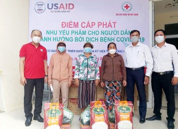 USAID viện trợ hơn 1.000 túi nhu yếu phẩm cho người dân Đà Nẵng bị ảnh hưởng dịch bệnh COVID-19